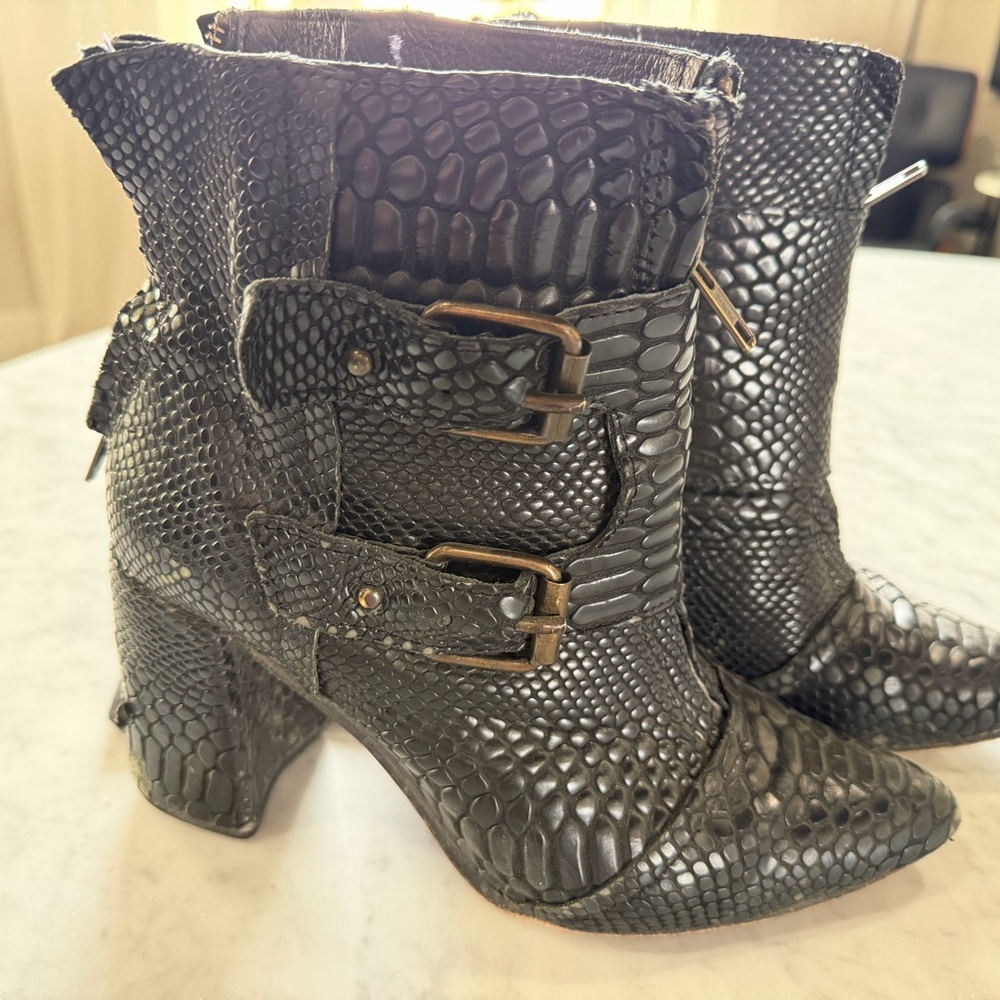 Freebird Joey Black Embossed Snakeskin Leather Booties Size 9 - Picture 6 of 10